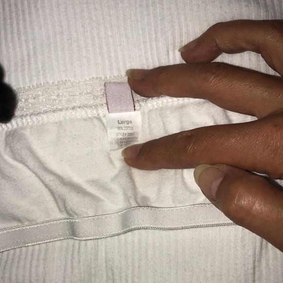 White ribbed V neck tank with lace detail Large 💕 - Picture 4 of 4